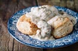how to make biscuits gravy